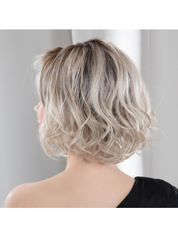 Perruque synthétique mi-longue wavy Stella Mono Part - Ivory blonde/shad